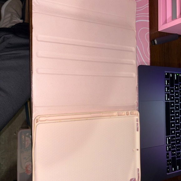 Light Pink 9th Generation iPad Case - Picture 3 of 6